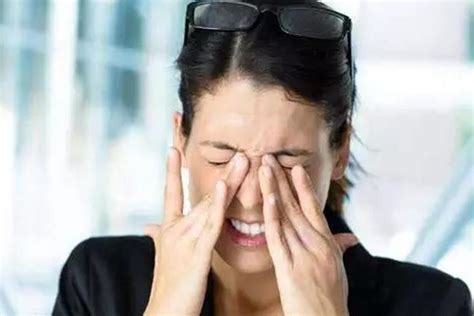 长时间盯着手机看有什么危害 长时间盯着手机看有什么危害