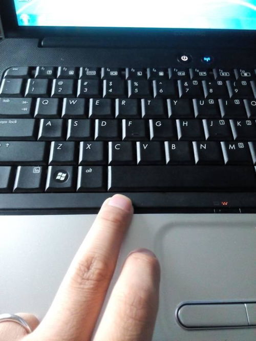手机屏幕边缘闪烁竖线 手机屏幕边缘闪烁竖线