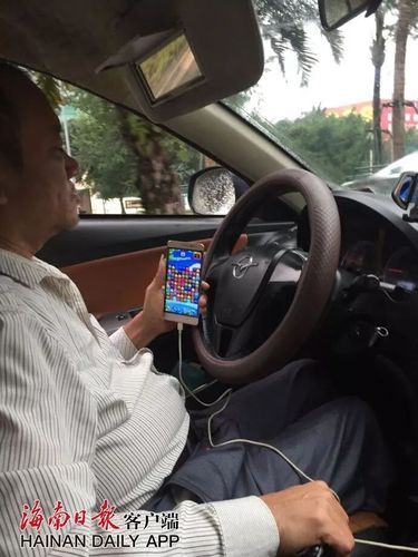 边开车边玩手机是违法行为吗 边开车边玩手机是违法行为吗