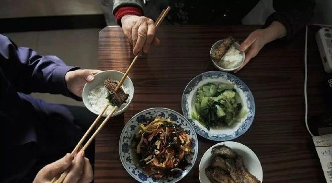 看手机菜吃饭搞笑图片 看手机菜吃饭搞笑图片