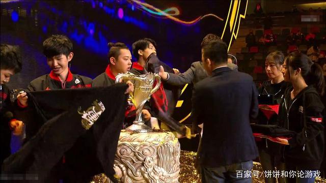 王者荣耀雷霆杯夺冠荣耀与解说席上的精彩表演 王者荣耀雷霆杯夺冠荣耀与解说席上的精彩表演