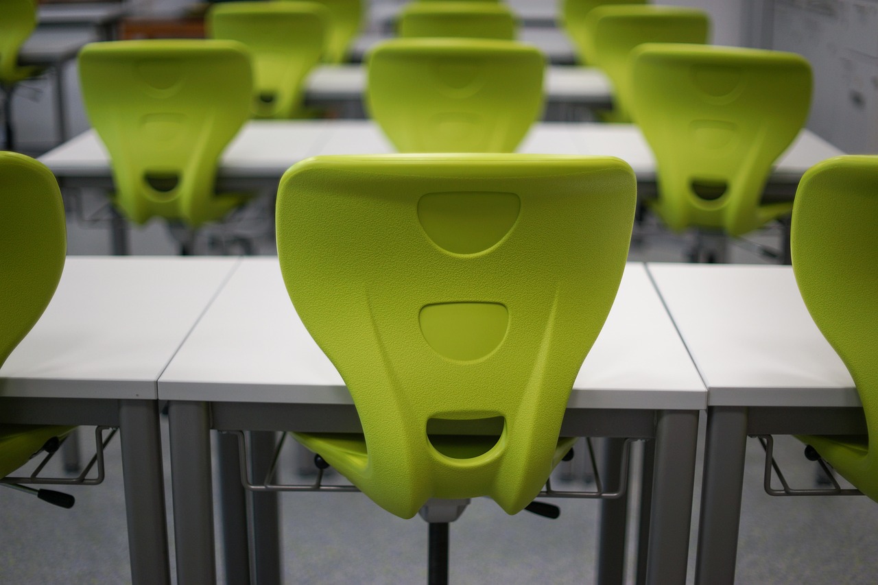 学校规定学生自带饭需蹲教室外食用?官方对此作出回应 学校规定学生自带饭需蹲教室外食用?官方对此作出回应