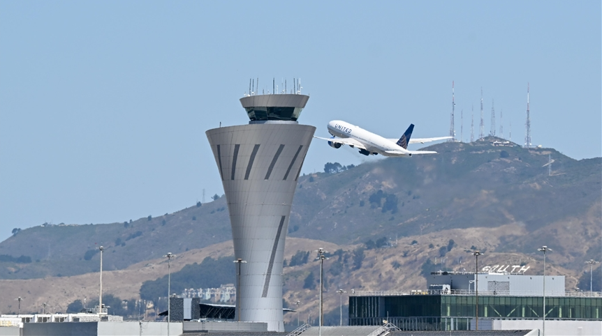 美国联合航空公司的一架飞机在飞机上出现“生物危害”紧急情况后转飞华盛顿特区 美国联合航空公司的一架飞机在飞机上出现“生物危害”紧急情况后转飞华盛顿特区
