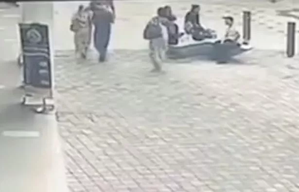 一名女子被人行道上26英尺高的天坑吞没,6天后仍下落不明 一名女子被人行道上26英尺高的天坑吞没,6天后仍下落不明