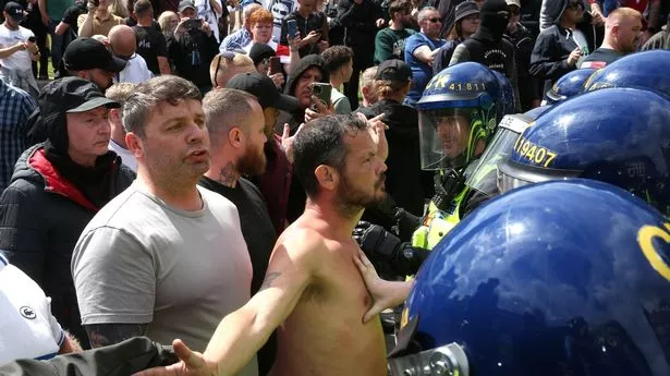 越来越多的国家发布了旅行警告,警告乘客不要在骚乱中前往英国 越来越多的国家发布了旅行警告,警告乘客不要在骚乱中前往英国