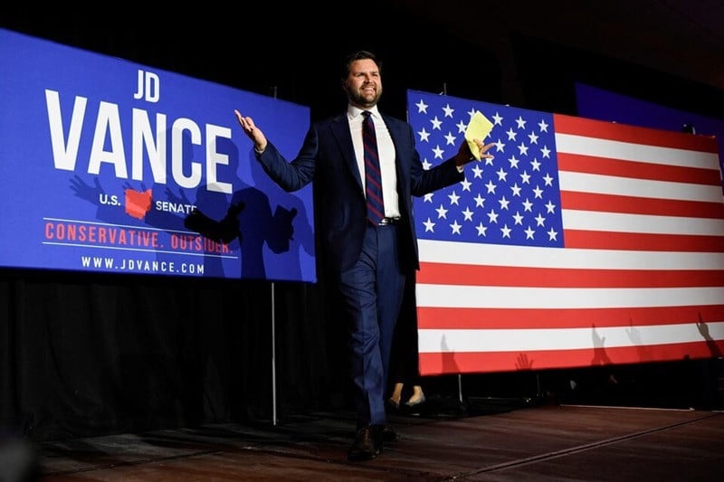 共和党副总统候选人的耶鲁同学泄露了JD万斯的变装照片 共和党副总统候选人的耶鲁同学泄露了JD万斯的变装照片