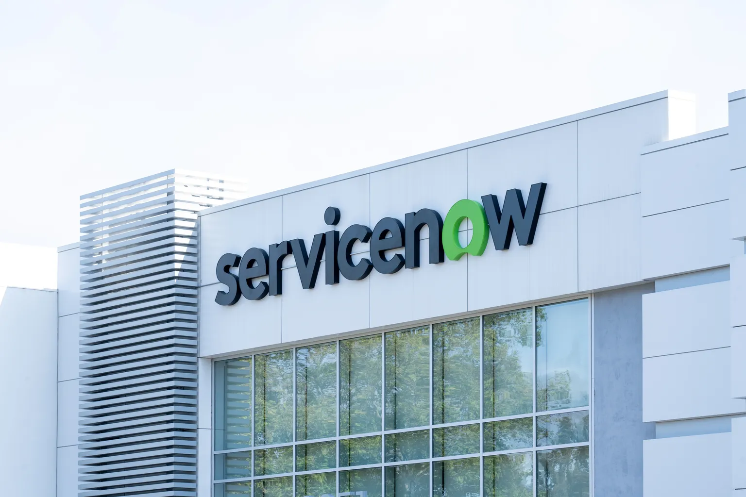 ServiceNow股票第三季度分析:增长和人工智能集成 ServiceNow股票第三季度分析:增长和人工智能集成