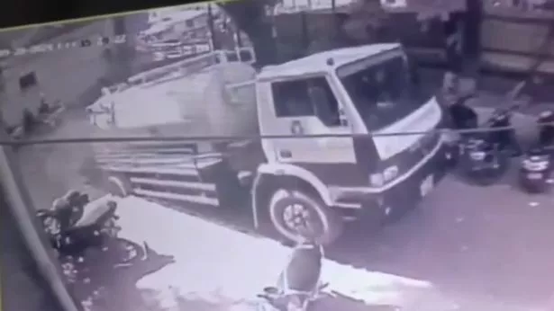 高速公路上出现40英尺的天坑,恐怖时刻油罐车在几秒钟内被吞没 高速公路上出现40英尺的天坑,恐怖时刻油罐车在几秒钟内被吞没