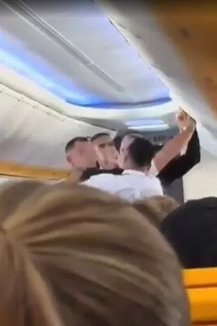 瑞安航空乘客在飞往特内里费岛的航班上打架 瑞安航空乘客在飞往特内里费岛的航班上打架