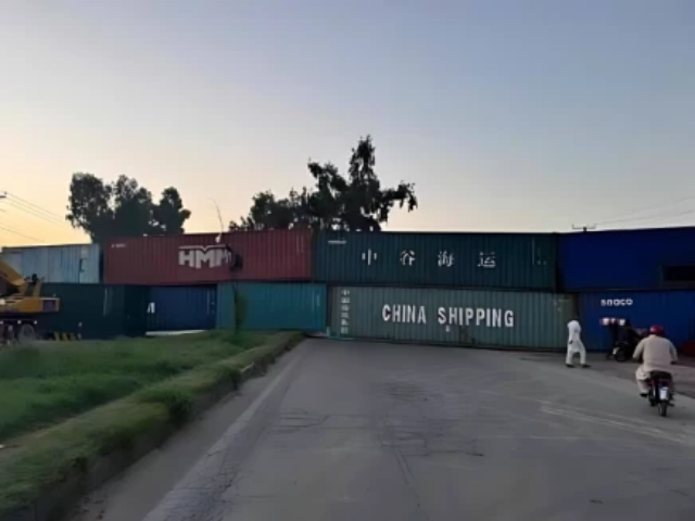 PTI抗议:示威前在拉瓦尔品第设置路障 PTI抗议:示威前在拉瓦尔品第设置路障