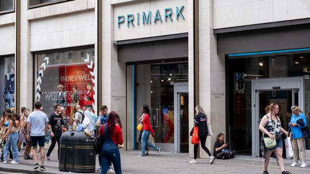 Primark的顾客表示,14英镑的“时髦”手袋与1.4万英镑的Goyard版“非常相似” Primark的顾客表示,14英镑的“时髦”手袋与1.4万英镑的Goyard版“非常相似”