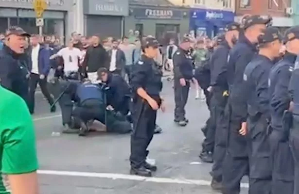 英格兰和爱尔兰球迷发生冲突,一名球迷被警察拖过街道 英格兰和爱尔兰球迷发生冲突,一名球迷被警察拖过街道