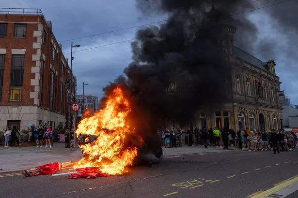 英国骚乱:在又一个骚乱之夜之后,英国处于混乱的边缘,监狱人满为患 英国骚乱:在又一个骚乱之夜之后,英国处于混乱的边缘,监狱人满为患