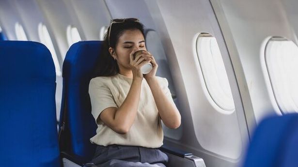 “我是一名空姐,在起飞前喝咖啡可能会导致常见问题。” “我是一名空姐,在起飞前喝咖啡可能会导致常见问题。”