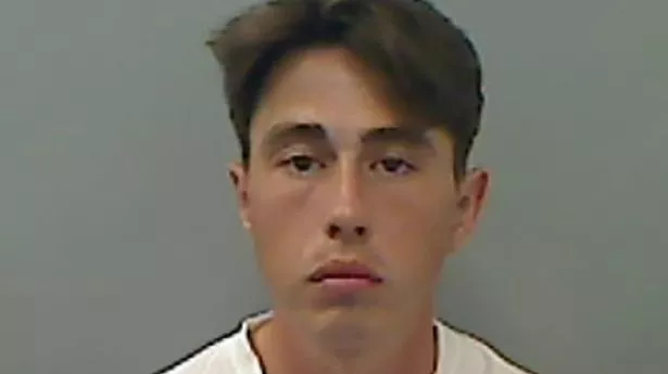 在骚乱中身穿印有自己名字的t恤袭击警察的前士兵被判入狱 在骚乱中身穿印有自己名字的t恤袭击警察的前士兵被判入狱