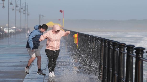 英国天气:发布警告称,英国将迎来6英寸的降雨和每小时60英里的大风 英国天气:发布警告称,英国将迎来6英寸的降雨和每小时60英里的大风