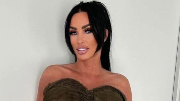 凯蒂·普莱斯(Katie Price)尽管陷入破产困境,但仍夸耀自己拥有大量珠宝 凯蒂·普莱斯(Katie Price)尽管陷入破产困境,但仍夸耀自己拥有大量珠宝