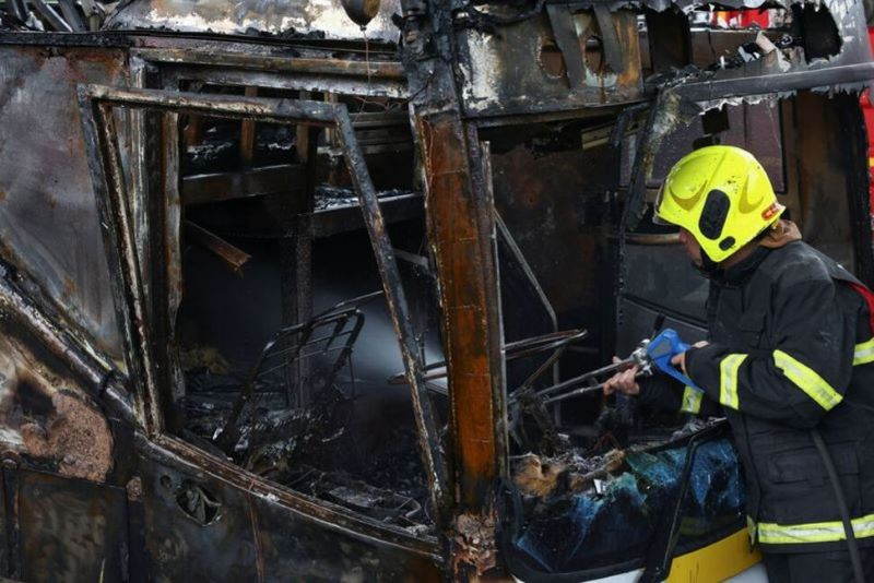 泰国校车起火,至少23人死亡 泰国校车起火,至少23人死亡