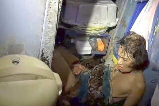 一条巨大的蟒蛇在一名泰国妇女的厨房里抓住了她,在她被释放前挤压了两个小时 一条巨大的蟒蛇在一名泰国妇女的厨房里抓住了她,在她被释放前挤压了两个小时