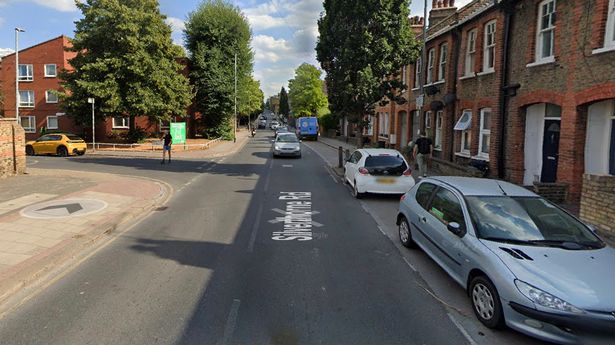 23岁的女子,被神秘地发现死于伦敦繁忙的道路上,头部受伤 23岁的女子,被神秘地发现死于伦敦繁忙的道路上,头部受伤