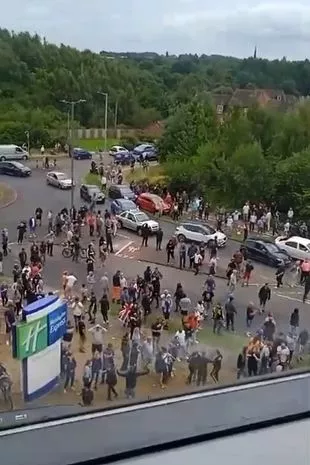 在罗瑟勒姆寻求庇护者酒店内,极右翼暴徒在骚乱中从下面谩骂 在罗瑟勒姆寻求庇护者酒店内,极右翼暴徒在骚乱中从下面谩骂