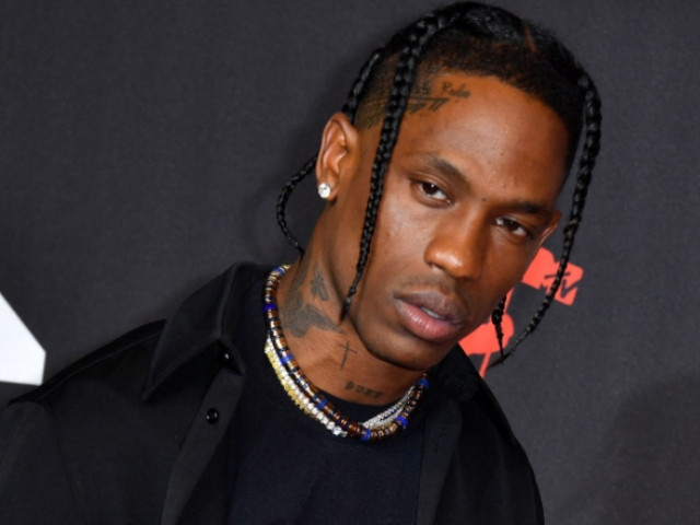 特拉维斯·斯科特(Travis Scott)在镜头前摆姿势,但没人注意:看 特拉维斯·斯科特(Travis Scott)在镜头前摆姿势,但没人注意:看