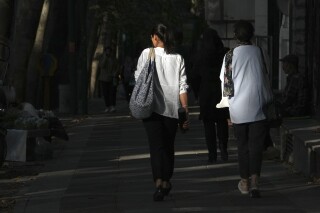 活动人士称,伊朗警方在试图扣押一名妇女的汽车时开枪,原因是她违反了头巾法 活动人士称,伊朗警方在试图扣押一名妇女的汽车时开枪,原因是她违反了头巾法