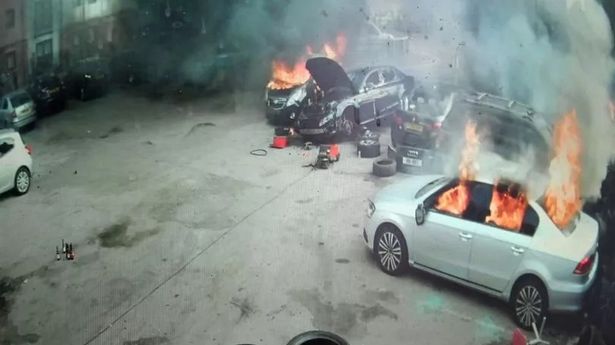 英国骚乱:暴徒袭击他的家人并点燃汽车时,男子的恐惧 英国骚乱:暴徒袭击他的家人并点燃汽车时,男子的恐惧