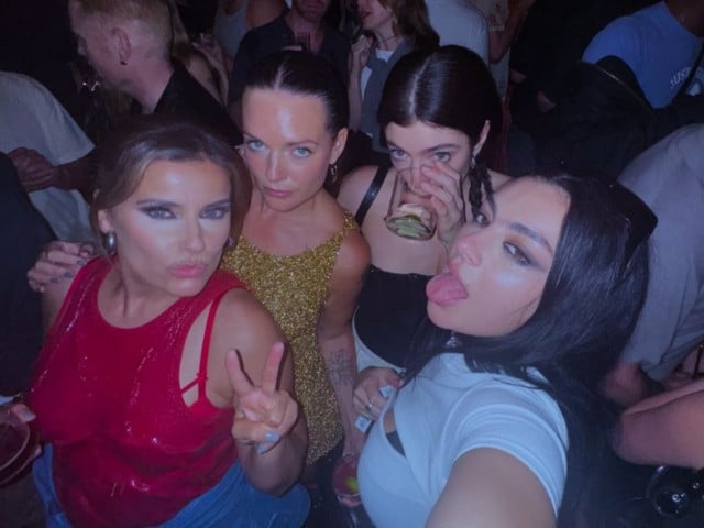 Tove Lo与Charli XCX、Lorde和Nelly Furtado在Brat Summer自拍 Tove Lo与Charli XCX、Lorde和Nelly Furtado在Brat Summer自拍