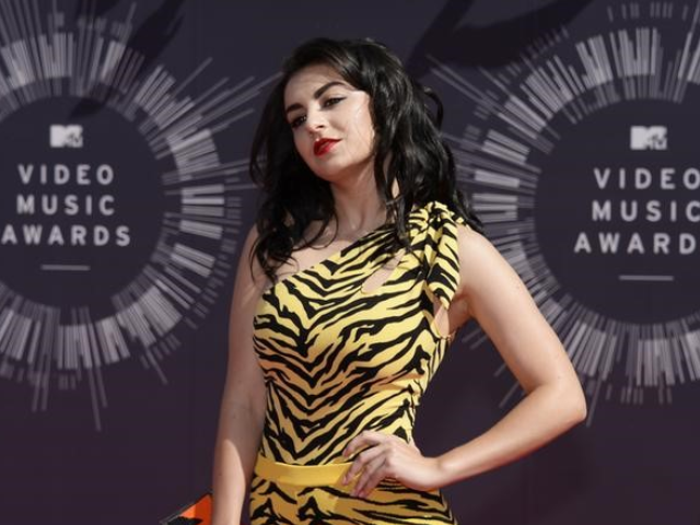 Charli XCX在Skims的最新广告中亮相,展示了新的棉罗纹和棉绒款式 Charli XCX在Skims的最新广告中亮相,展示了新的棉罗纹和棉绒款式