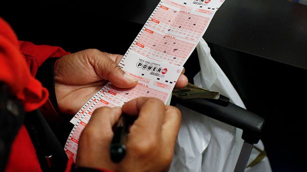幸运的英国人尚未领取令人瞠目结舌的1200万英镑国家彩票奖金,因为玩家们被敦促检查彩票 幸运的英国人尚未领取令人瞠目结舌的1200万英镑国家彩票奖金,因为玩家们被敦促检查彩票