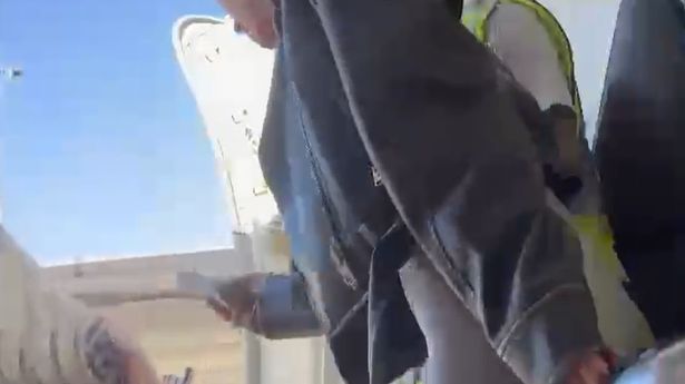 瑞安航空公司飞往伊比沙岛的航班上出现了“喝酒吸电子烟”的女性乘客,乘客们爆发出欢呼声 瑞安航空公司飞往伊比沙岛的航班上出现了“喝酒吸电子烟”的女性乘客,乘客们爆发出欢呼声