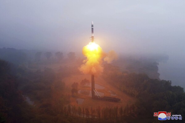 朝鲜夸耀其瞄准美国的新型远程导弹 朝鲜夸耀其瞄准美国的新型远程导弹