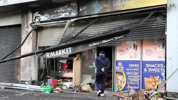 惊恐的店主采取了激烈的行动,因为他们准备迎接更多的英国骚乱 惊恐的店主采取了激烈的行动,因为他们准备迎接更多的英国骚乱